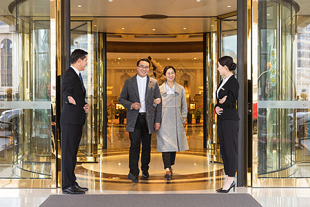 酒店門童的無聲守護(hù) 行李車背后的溫暖瞬間